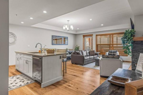 Spring Creek Spacious Luxury King One Bedroom plus Den at White Spruce Lodge